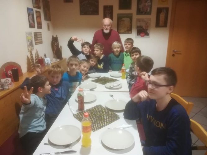 f66d2b02fb5ebc28a734d37afa1e9aade32efc90_2_1588144738_0683-Jugend_Weihnachtsfeie_2019.jpg